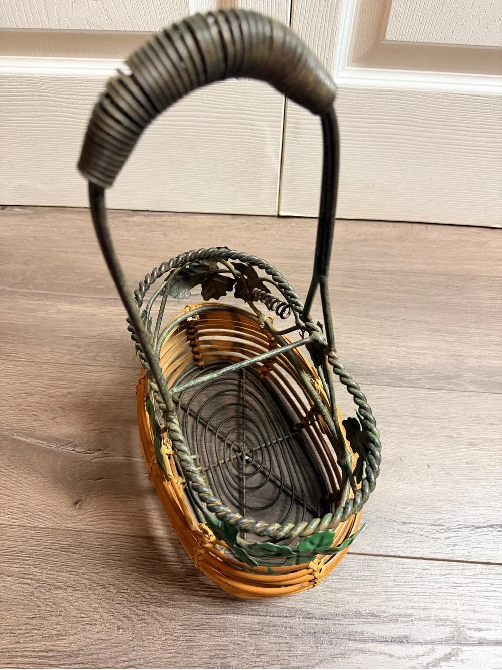 🌿 Vintage 90’s Woven Rattan and Metal Green Vine Accent Wicker Wine Basket 🍷